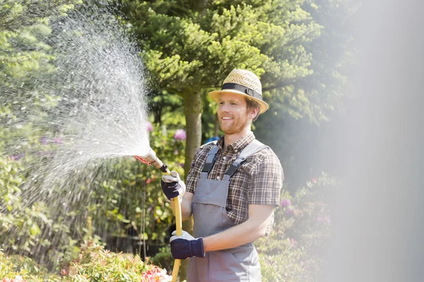 Tuinman drenken planten — Stockfoto