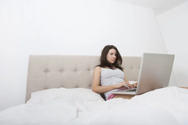 Vrouw met laptop — Stockfoto