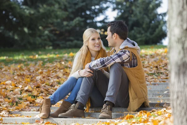 Pareja comunicándose en pasos — Foto de Stock