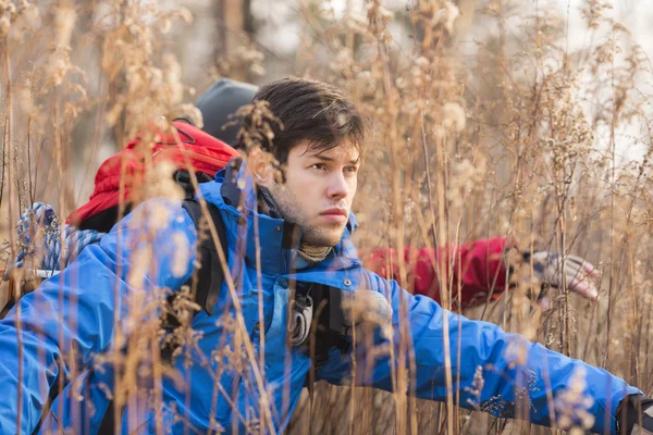 Hikers in field — Stock Photo, Image