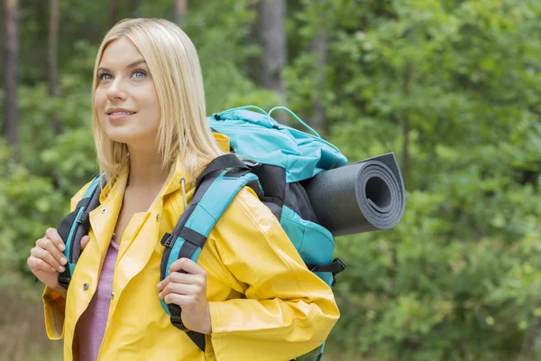 Vrouwelijke backpacker weg op zoek — Stockfoto