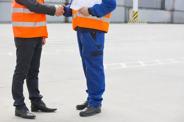 Trabajadores dándose la mano — Foto de Stock