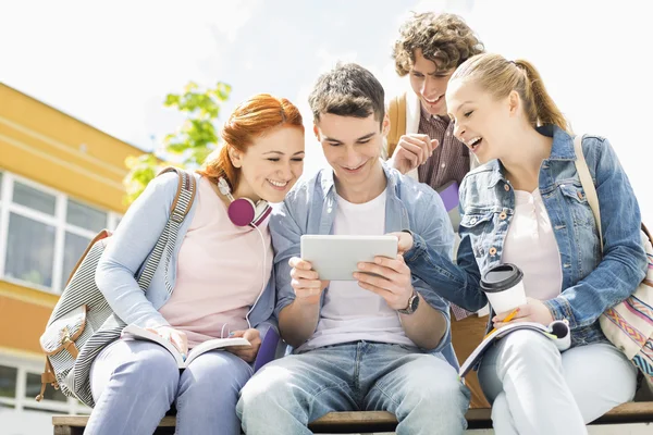 Jovens estudantes usando tablet digital — Fotografia de Stock