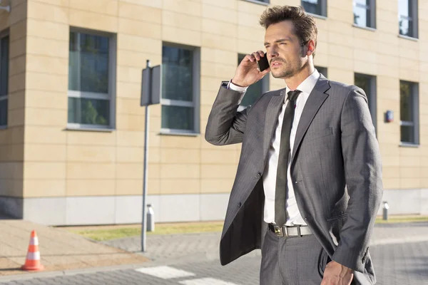 Businessman using cell phone — Stock Photo, Image