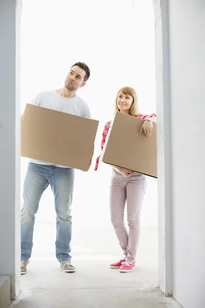 Couple carrying boxes — Stock Photo, Image