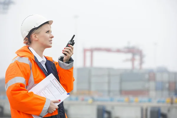 Engineer using walkie-talkie — Stock Photo, Image