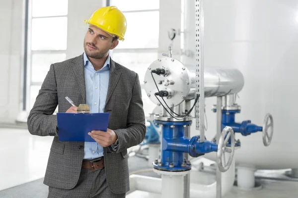 Inspector writing on clipboard — Stock Photo, Image