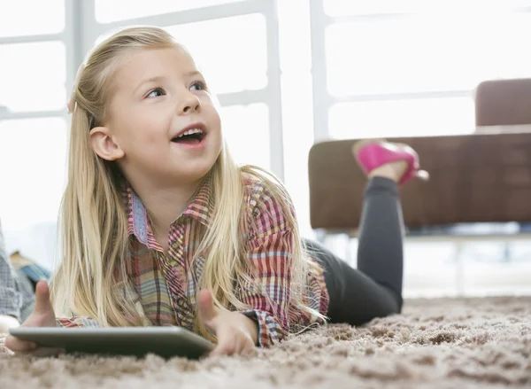 Mädchen mit digitalem Tablet schaut weg — Stockfoto