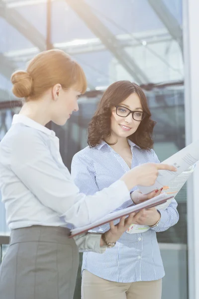 Empresaria mostrando documento — Foto de Stock