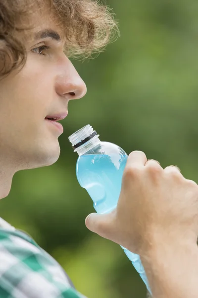 Hombre bebiendo bebida energética al aire libre — Foto de Stock