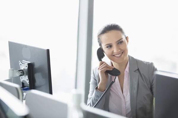 Бізнес-леді розмовляють по телефону — стокове фото