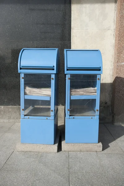 Dispensadores de periódicos azules — Foto de Stock