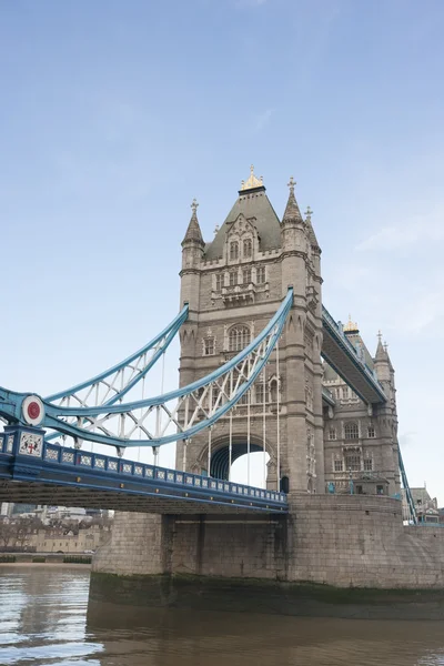 Tower bridge och floden thames — Stockfoto