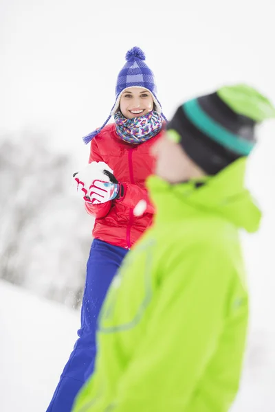 Frau bei Schneeballschlacht mit Freund — Stockfoto