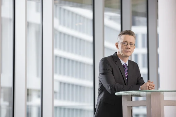 Empresario parado en la oficina — Foto de Stock