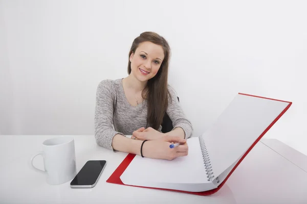 Empresaria escribiendo notas en el escritorio — Foto de Stock