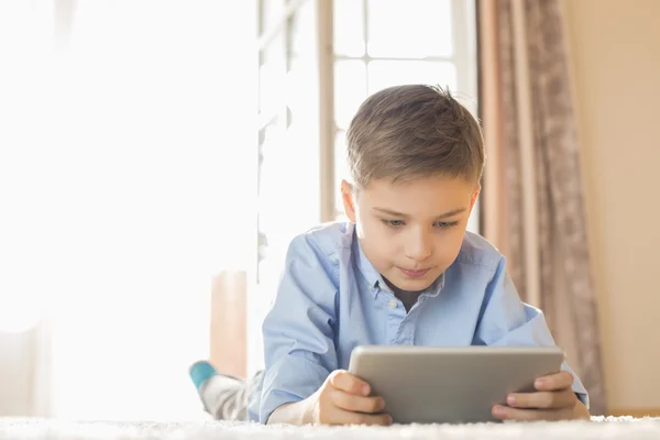 Αγόρι που χρησιμοποιεί ψηφιακό δισκίο — Φωτογραφία Αρχείου