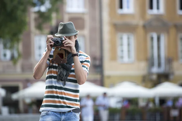 Muž, fotografování s fotoaparátem vinobraní — Stock fotografie