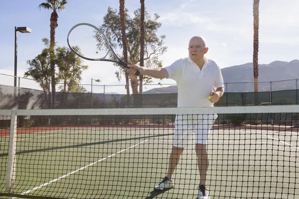 Jugador de tenis preparándose para servir — Foto de Stock