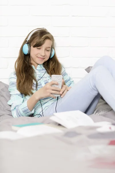 Girl listening to music — Stock Photo, Image