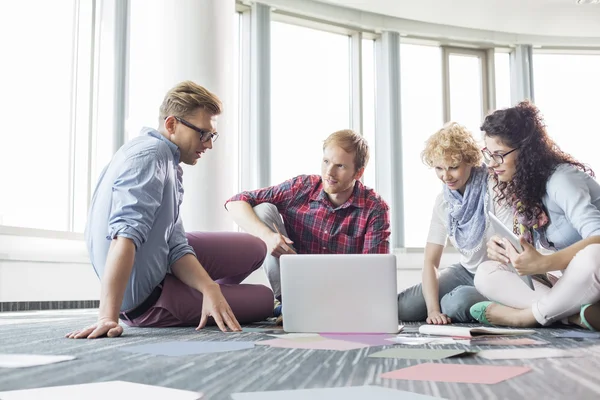 Geschäftsleute mit Laptop — Stockfoto