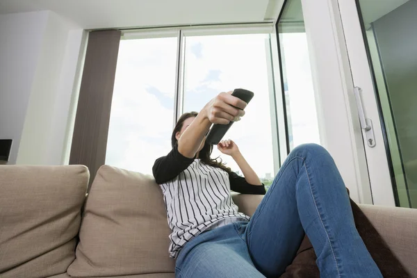 Mujer cambiando canales — Foto de Stock