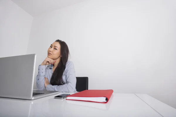 Affärskvinna sitter vid office skrivbord — Stockfoto