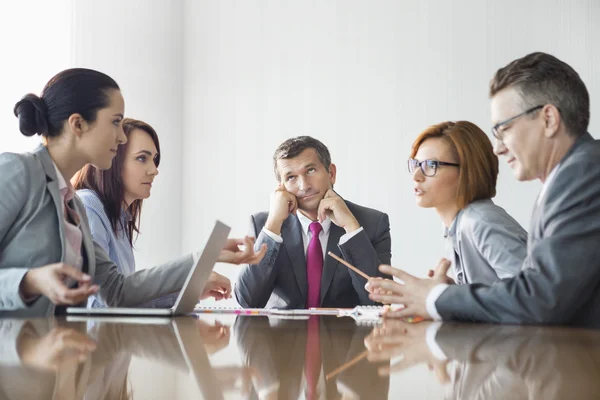 Empresarios discutiendo —  Fotos de Stock