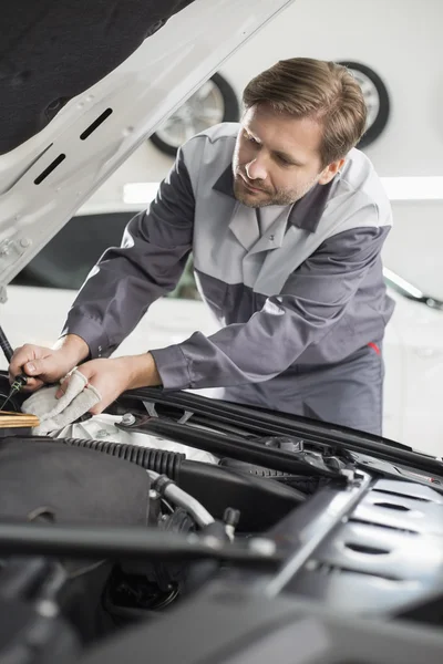 Mechanic repairing car engine — Stock Photo, Image