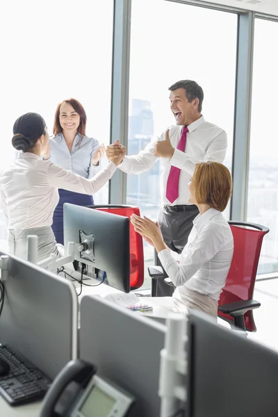 Empresários comemorando o sucesso — Fotografia de Stock