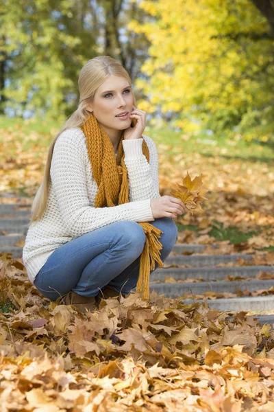 Young woman crouching on steps — Stock Photo, Image