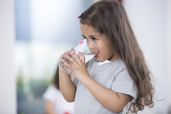 Bonito menina beber água — Fotografia de Stock