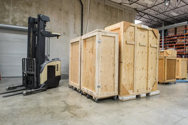 Gabelstapler und Holzcontainer — Stockfoto