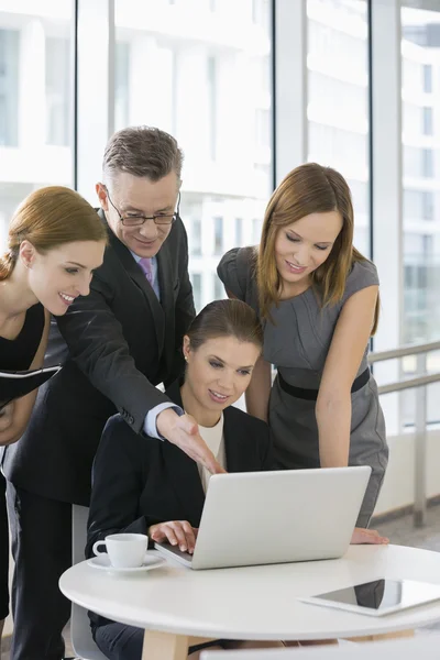 Geschäftsleute arbeiten mit Laptop — Stockfoto