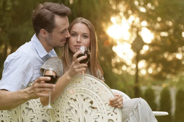 Jeune couple ayant du vin rouge — Photo