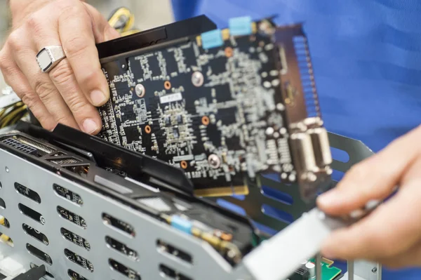 Engineer repairing video card — Stock Photo, Image