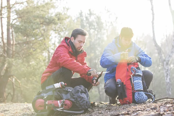 Backpacker z przyjacielem whittling drewna — Zdjęcie stockowe