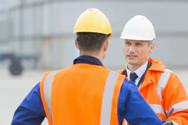 Lavoratori che hanno conversazione — Foto Stock