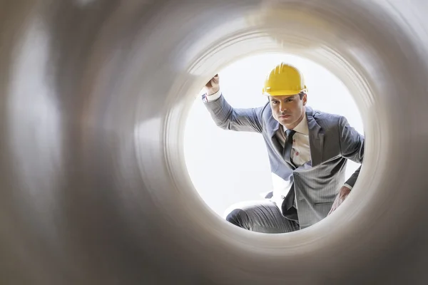 Supervisore esaminando tubo grande — Foto Stock