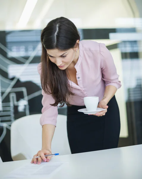 Geschäftsfrau liest Dokument — Stockfoto