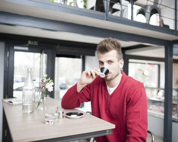 Mann trinkt Espresso — Stockfoto