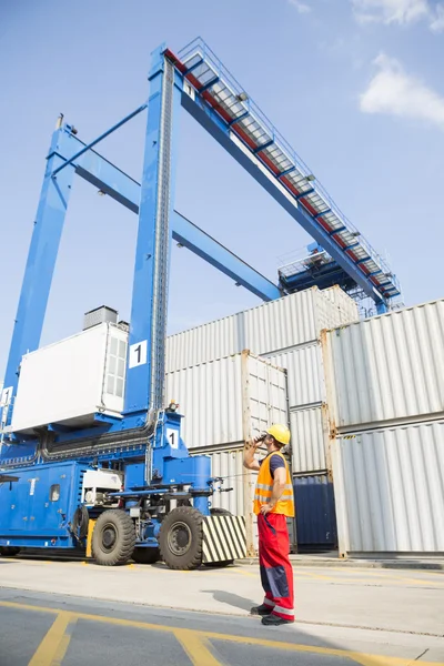 Worker using walkie-talkie — Stock Photo, Image