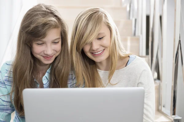 Sisters using laptop — Stock Photo, Image