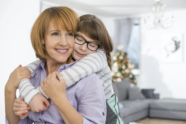 Tochter umarmt Mutter — Stockfoto