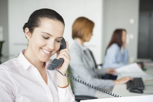 Zakenvrouw via vaste telefoon — Stockfoto