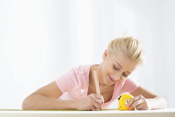 Woman marking table — Stock Photo, Image