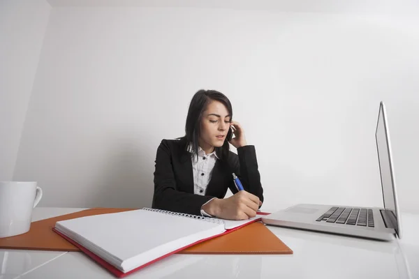 Empresaria escribiendo notas — Foto de Stock