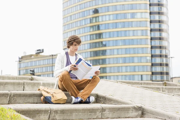 Student reading book — Stock Photo, Image