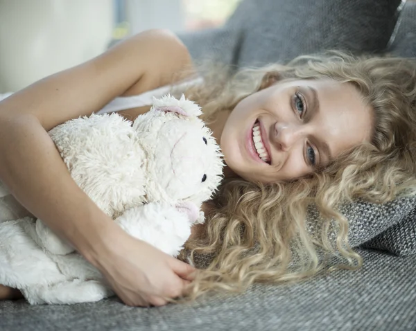 Vrouw liggend op de Bank — Stockfoto