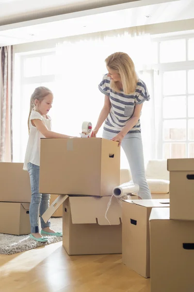 Mother and daughter packing  boxes — Stock Photo, Image